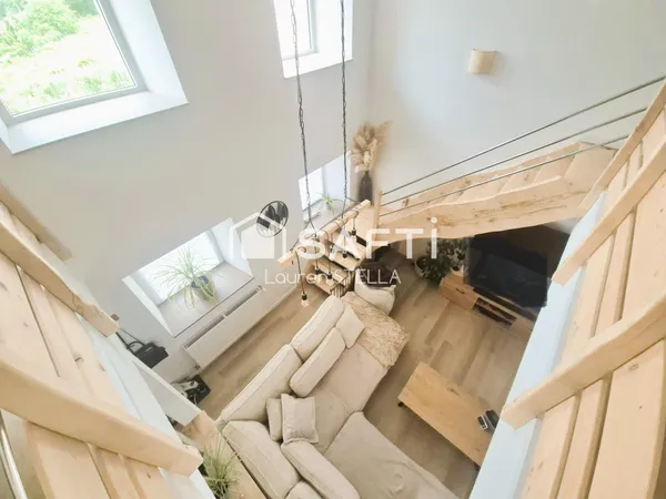 Coup de coeur assuré pour cette superbe maison entièrement rénovée avec goût, offrant de beaux volum