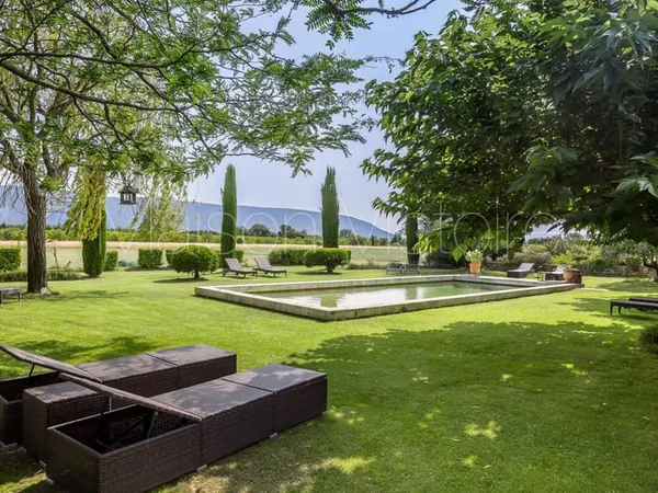 Mas du 19e siècle avec jardins paysagers et vue sur le Luberon