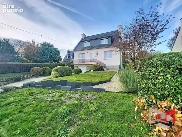 Maison familiale avec sous-sol complet et beau jardin paysagé
