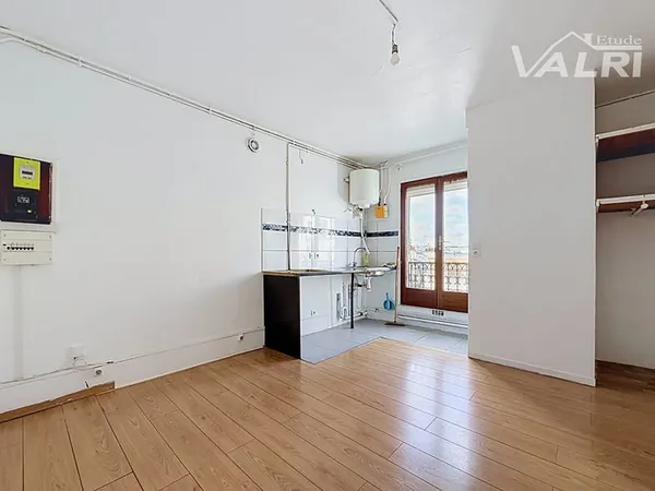 Quartier Charonne : Studio en dernier étage.