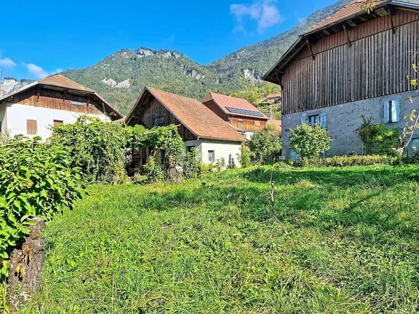 Dans le village prisé d'Ayze, venez découvrir ce joli terrain