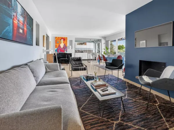 ÎLE DE LA JATTE. APPARTEMENT ENSOLEILLÉ EN ÉTAGE ÉLEVÉ