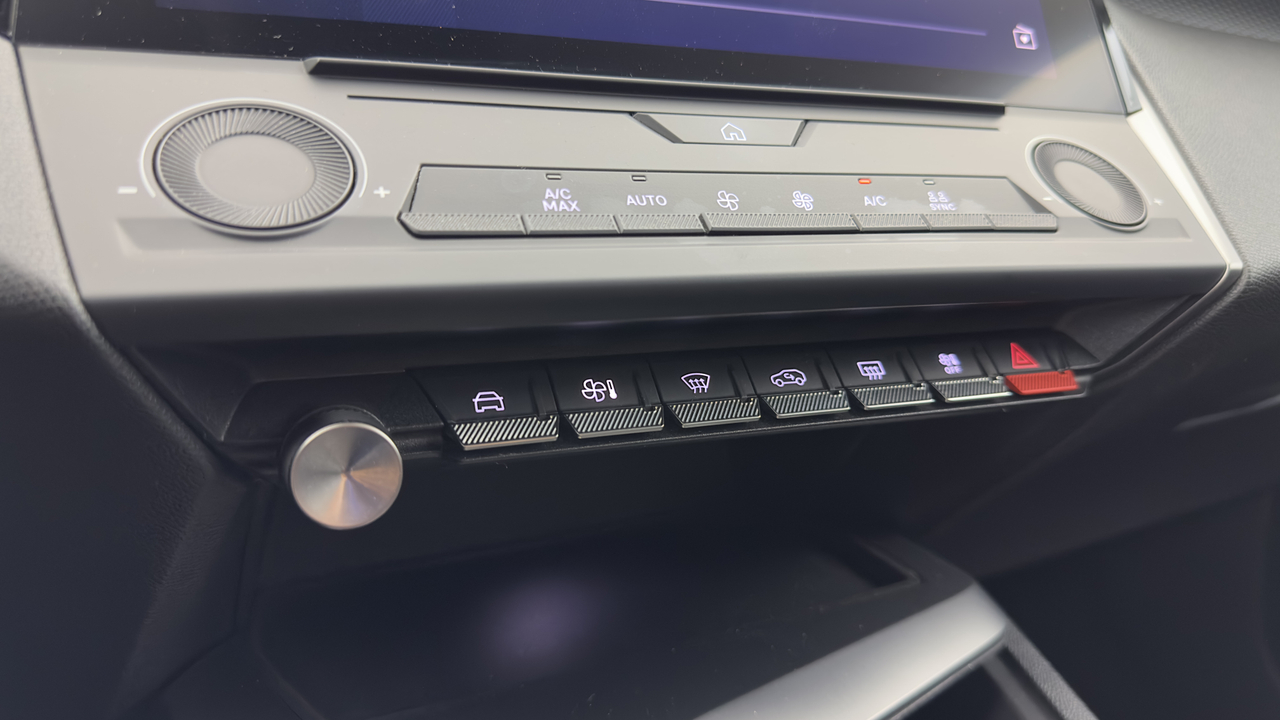 Peugeot 308 SW PHEV 180 e-EAT8 — photo 27