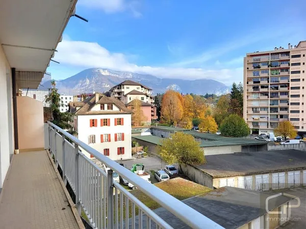 Annecy centre - T4 rénové avec garage inclus (valeur 50 000 €) entre le canal du Thiou et le centre-