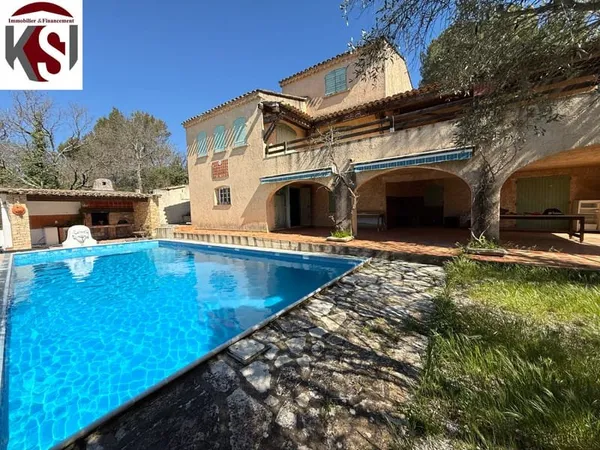 VILLA T5/6 piscine 9000 m2 de terrain.