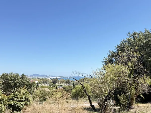 Terrain constructible 572m2 vue mer
