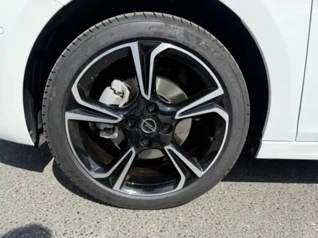 Opel Corsa 1.2 turbo 100ch gs — photo 9