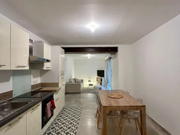 AIGUES-MORTES INTRA-MUROS - P2 AVEC COUR PRIVATIVE - 50 m²