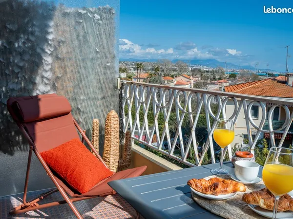 Studio 22,12 m² avec balcon vue mer - dernier étage, parking privée, piscine - Quartier Bouches du L
