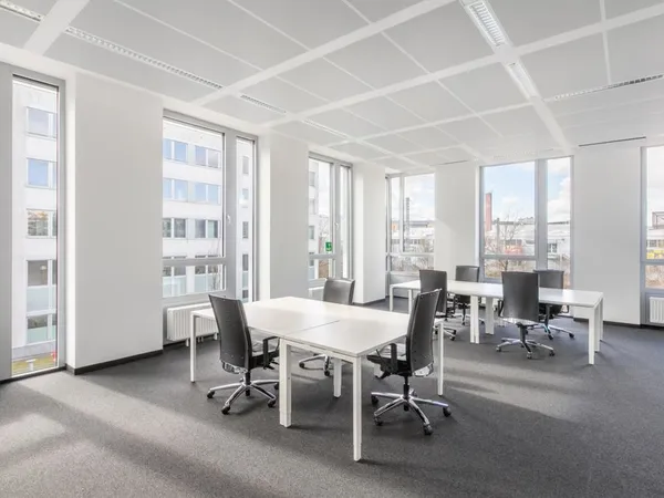 Basculez vers un espace de bureau ouvert prêt à l'emploi pour 15 personnes à Marseille Les Docks