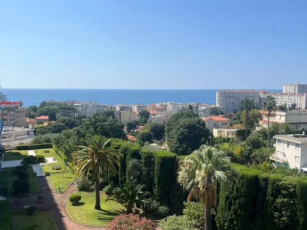 Appartement lumineux 2 pièces avec vue mer à Fabron