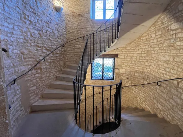 Saint-Gengoux-le-National - Maison de ville avec jardin et beau potentiel !