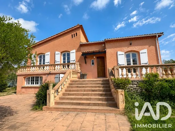 Studio 7 pièces 150 m²