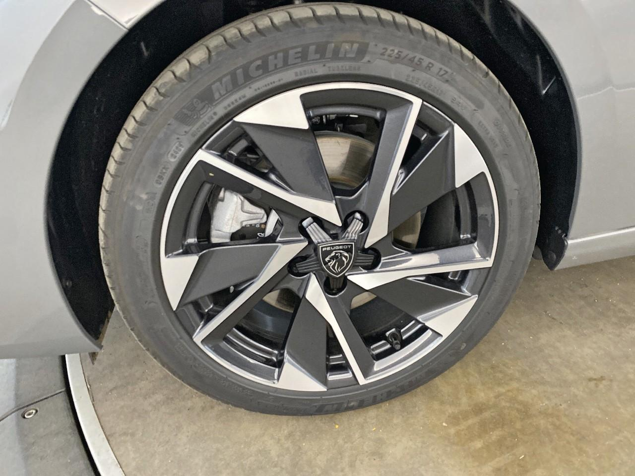 Peugeot 308 hybrid 145 e-dcs6 allure — photo 11