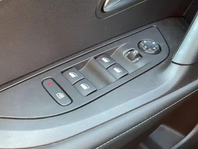 Peugeot 2008 1.2 puretech 130ch s&amp;s allure eat8 — photo 10
