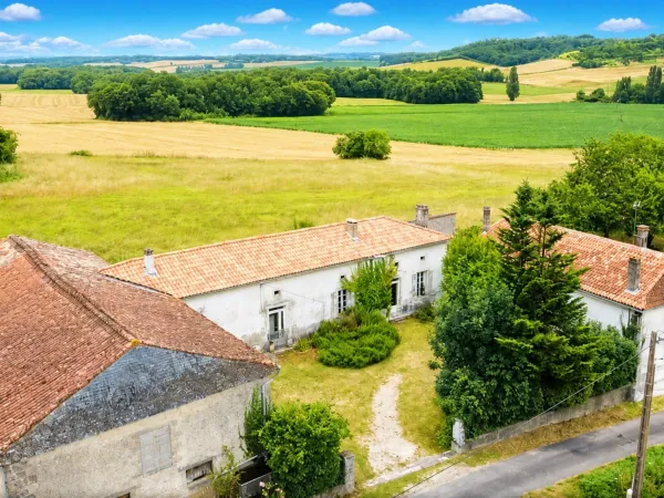 ensemble de 2 maisons en pierre + grange + grand terrain