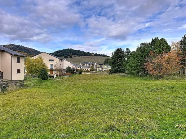 Terrain à vendre ? Fort potentiel immobilier Situé
