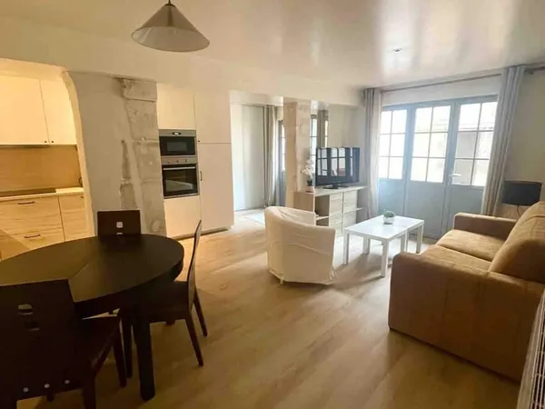 À LOUER APPARTEMENT MEUBLÉ T3 DE 63 M2 AVEC COUR PRIVATIVE