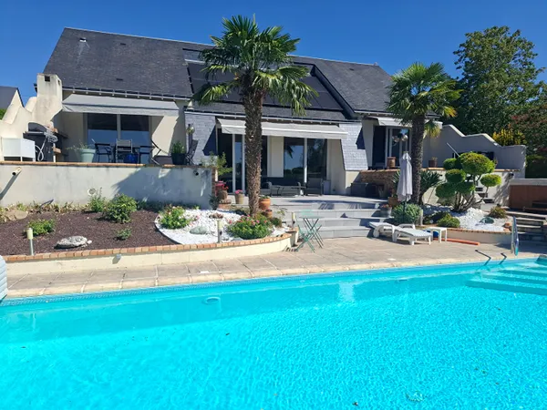 Maison d'architecte récente avec piscine à vendre à Chissay en Touraine