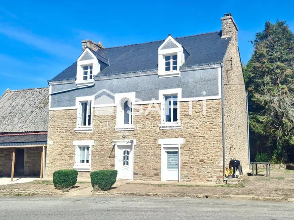 Maison familiale avec dépendances et grand hangar