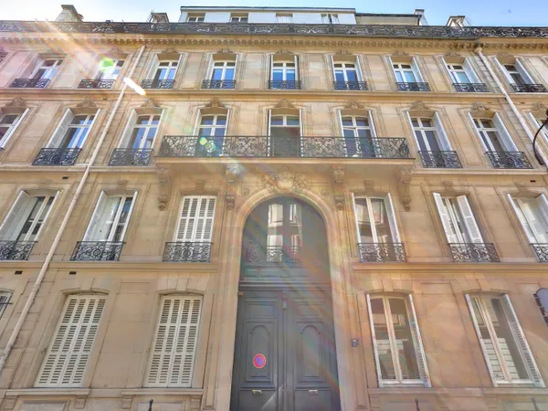 Loue un studio 30m² - Métro George V - très lumineux - 8ème