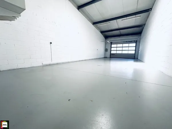 Local 1 pièce 77 m²
