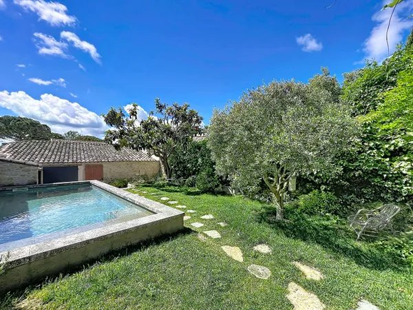 Maison en pierre rénovée, 3 chambres, double garage, jardin et piscine