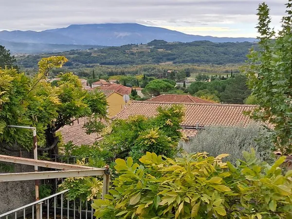 Maison 8 pièces 130 m² - Terrasse, cour et combles aménageables - Vinsobres