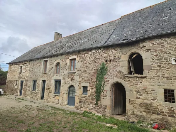 À VENDRE MAISON DE CARACTÈRE AVEC NOMBREUSES DÉPENDANCES E