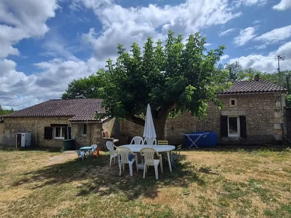 Maison en pierre sur les hauteurs