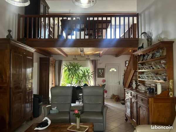 Maison familiale avec piscine et grand jardin arboré