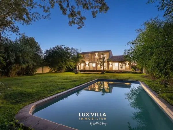VILLA CONTEMPORAINE AVEC GRAND TERRAIN