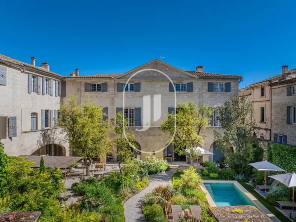 Hôtel particulier historique à vendre entre les Alpilles et le G