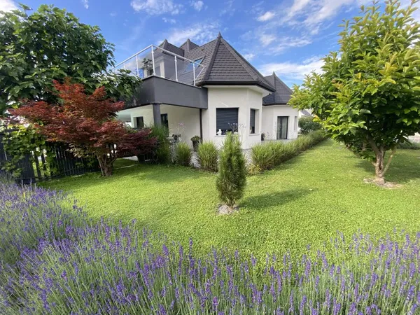 Villa contemporaine d'architecte avec jardin paysager et piscine