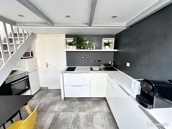 ST CYR SUR MER T1/2 avec mezzanine jardin parking plage a pied