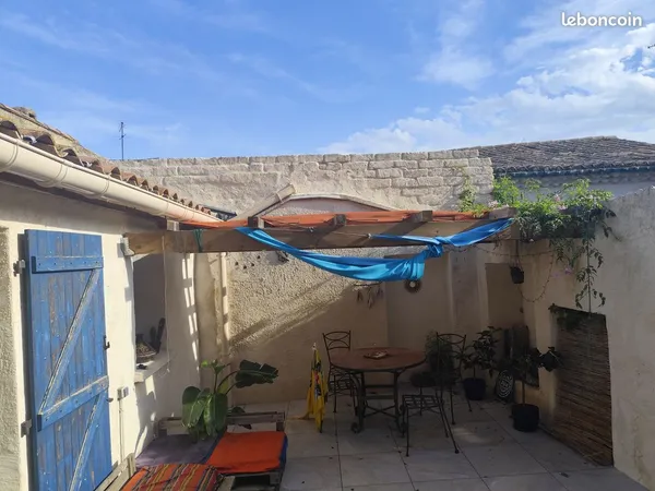 Appartement plus terrasse dans maison de village au calme