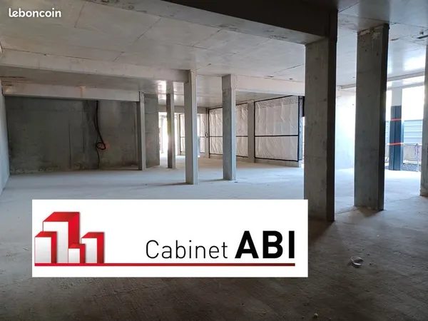 Local 300 m² AVRILLE