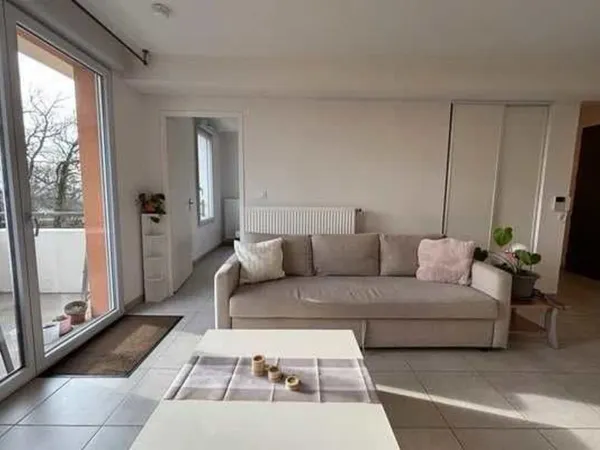 T2 meublé avec grand balcon et 2 places de parking €" Saint-Jean