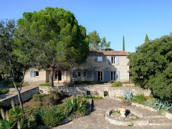Propriété en pierre avec parc, piscines et tennis aux portes d'Uzès