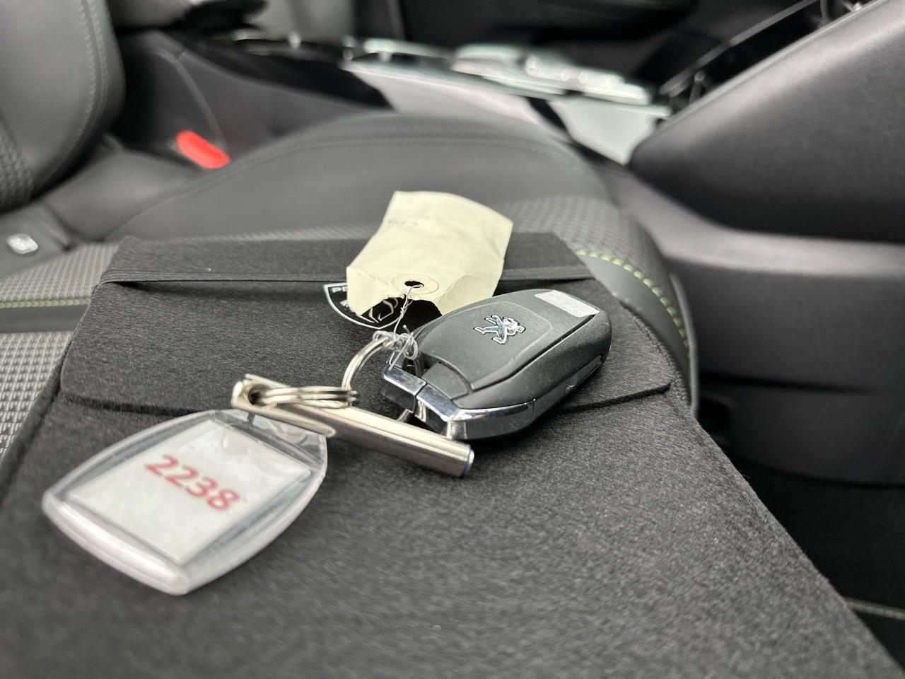 Peugeot 208 electrique 50 kwh 136ch gt — photo 35