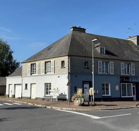Grande maison de bourg avec local professionnel en rdc