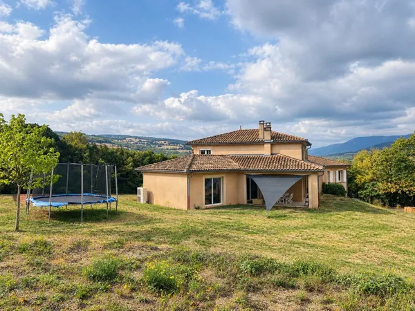 Villa de plain pied sur sous-sol avec grand terrain