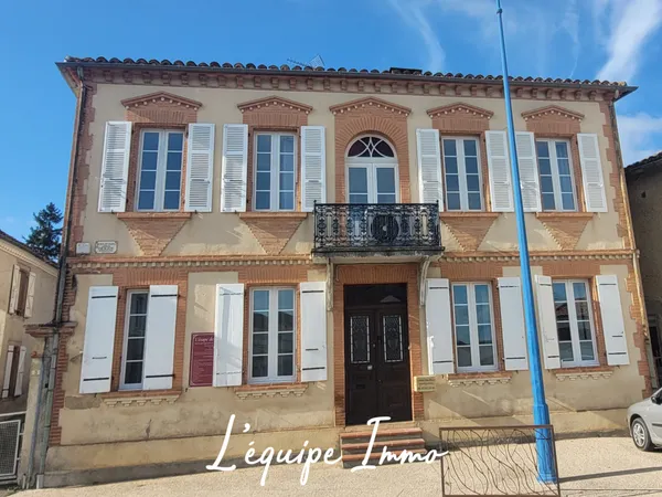 Maison de maître rénovée au coeur de Saramon comprenant 6 ch