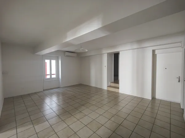 Hyper centre de Saint-Palais, T3 de 83 m2 au 1er étage