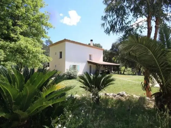 BASTIDE EN CAMPAGNE A CALLAS