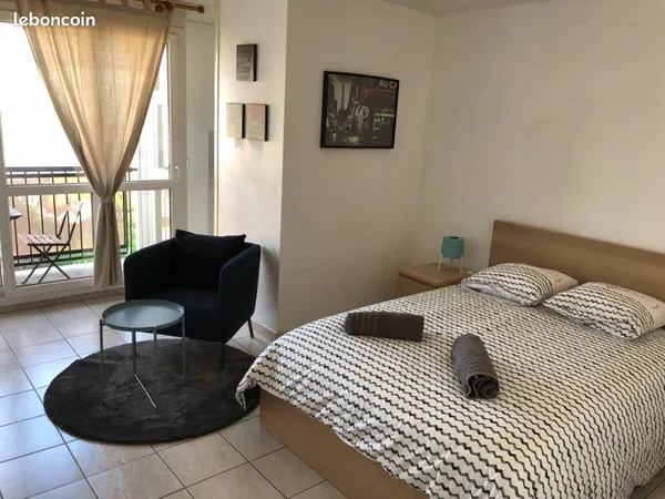 Studio vendu meublé de 30m2, rendement, proche fac et CHU, tram à venir