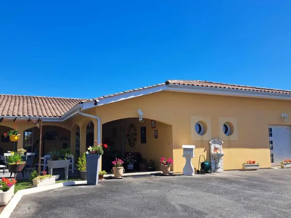 Maison individuelle de plain-pied T6 de 174 m² environ sur un terrain de 1118m², un garage pour 2 ro