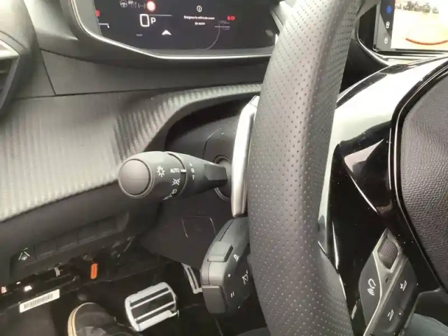 Peugeot 2008 hybrid 145 e-dcs6 — photo 37