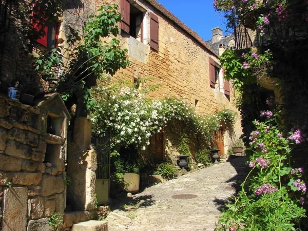 Dans un village, maison restaurée avec goût. 3 chambres. Beaucoup de charme !