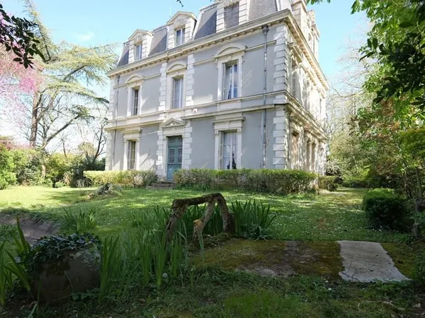 Maison De Maître Dans Un Parc De 4.600 M2 Au Centre De Thouars
